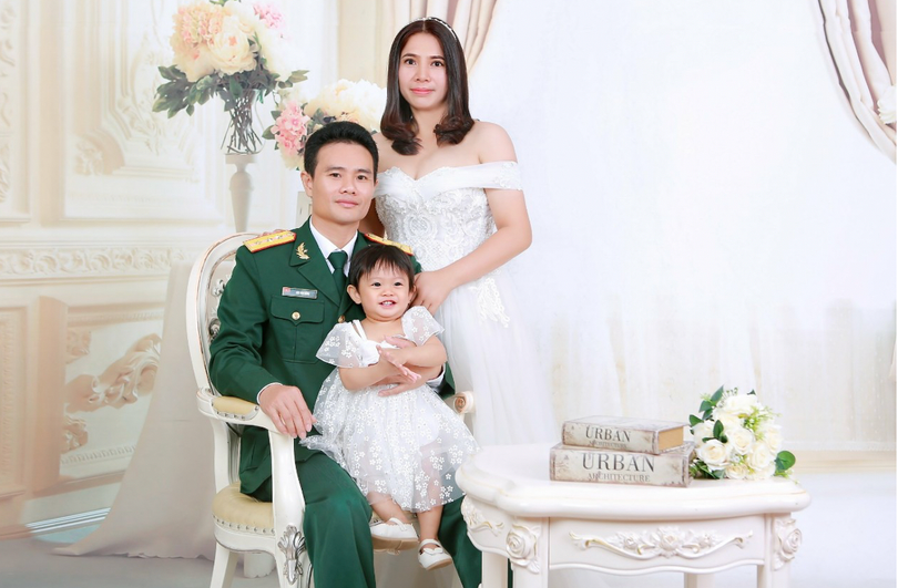 Gia đình Thượng úy Đậu Văn Dũng, chị Phạm Thị Ngọc và con gái Đậu Hà Lan (Ảnh - BVCC)