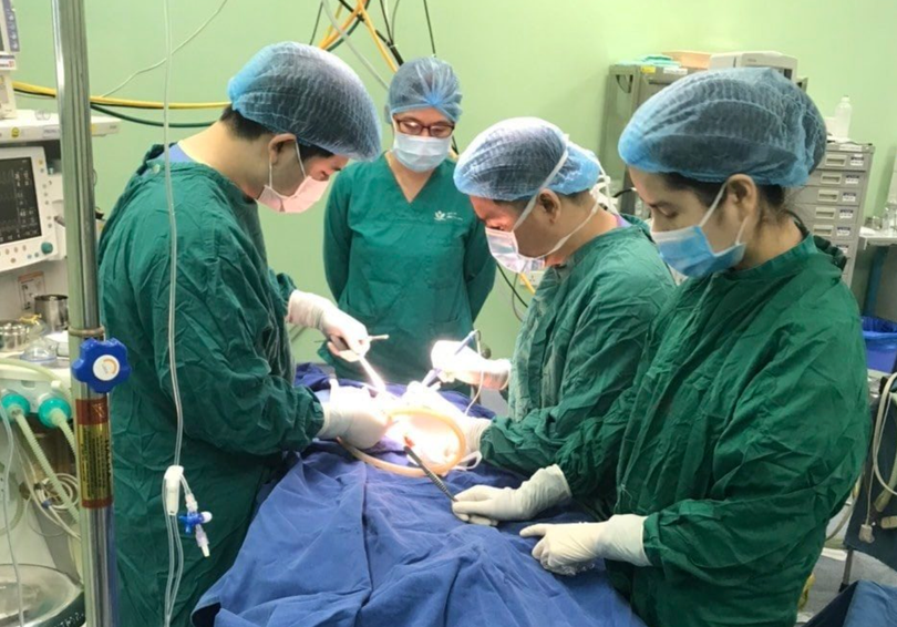 Các bác sĩ phẫu thuật loại bỏ khối u cho bệnh nhi (Ảnh - BVCC)