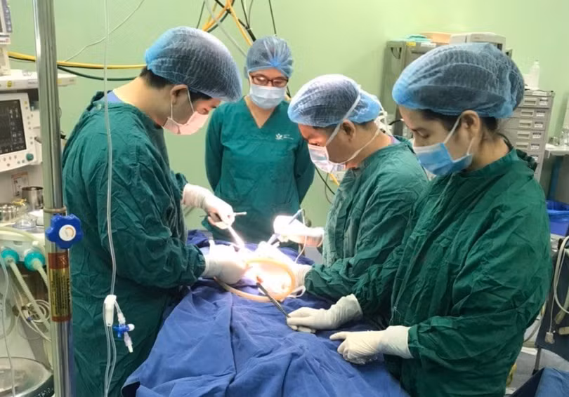 Các bác sĩ phẫu thuật loại bỏ khối u cho bệnh nhi (Ảnh - BVCC)