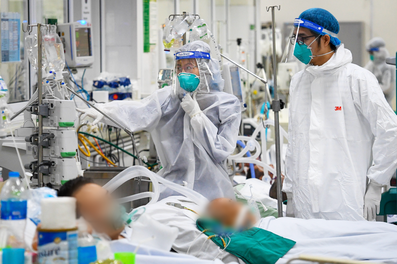 Bác sĩ điều trị cho bệnh nhân COVID-19 nặng (Ảnh - Tố Linh) Bác sĩ điều trị cho bệnh nhân COVID-19 nặng (Ảnh - Tố Linh)