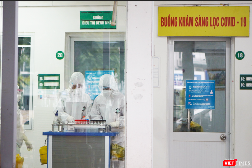 Buồng khám sàng lọc COVID-19 tại BV (Ảnh - Minh Thuý) 