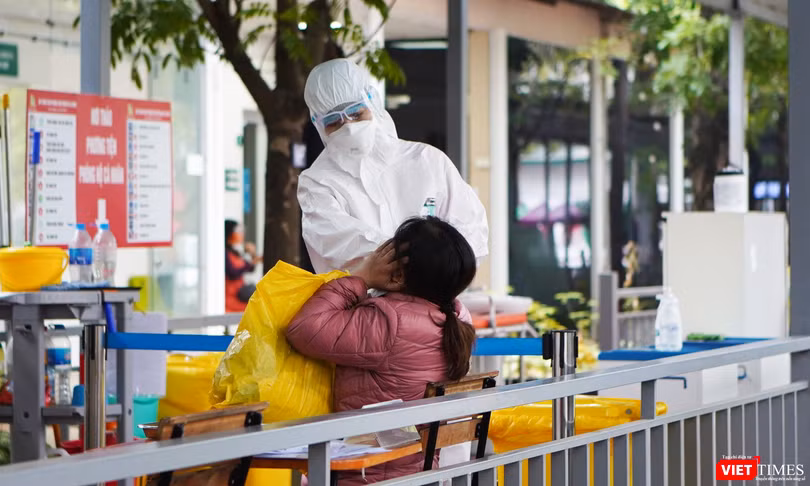 Nhân viên y tế lấy mẫu xét nghiệm COVID-19 cho người dân (Ảnh - Minh Thuý) 