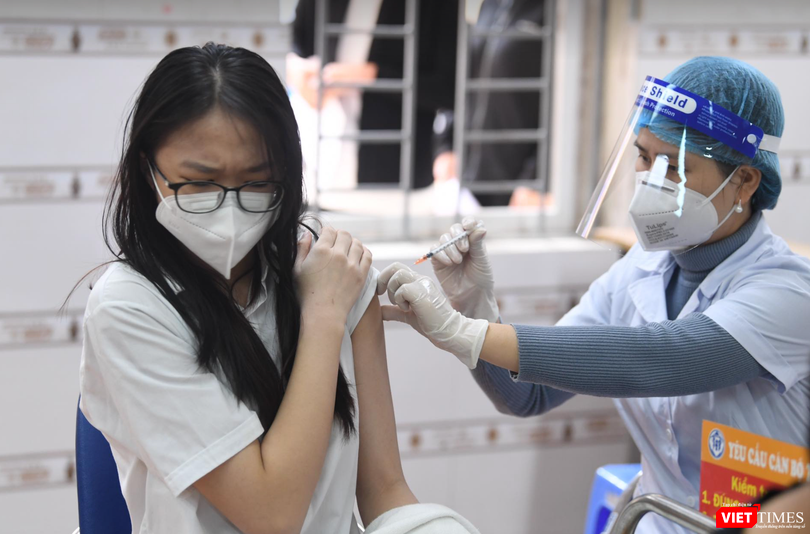 Học sinh được tiêm vaccine COVID-19 (Ảnh - Minh Thuý) 