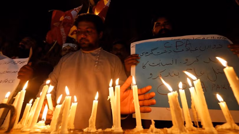 Những người dân tại Karachi, Pakistan thắp nến tưởng niệm các nạn nhân thiệt mạng trong vụ tấn công tại Sri Lanka.