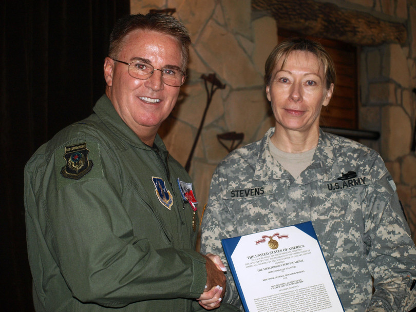 Thiếu tướng Don Harvel (bìa trái) trong lễ nghỉ hưu.