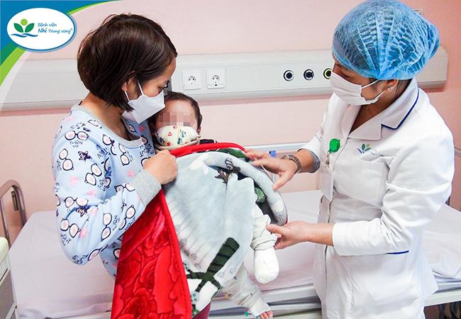 Trẻ được chăm sóc điều trị tại Đơn vị bỏng, Khoa chỉnh hình, Bệnh viện Nhi Trung ương (Ảnh - BVCC)