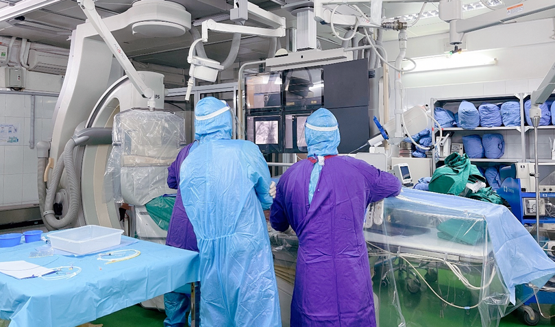 Các bác sĩ đang can thiệp cấp cứu cho bệnh nhân bị tai nạn