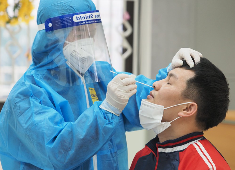 Nhân viên y tế lấy mẫu xét nghiệm Covid-19 cho học sinh (Ảnh - Đăng Chung) 