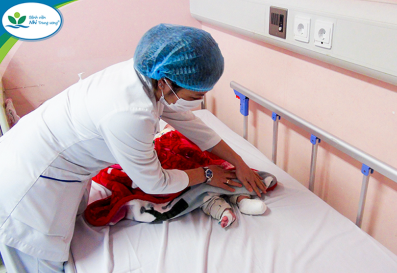 Trẻ bị bỏng nặng ở phần chân khi xông phòng COVID (Ảnh - BVCC)