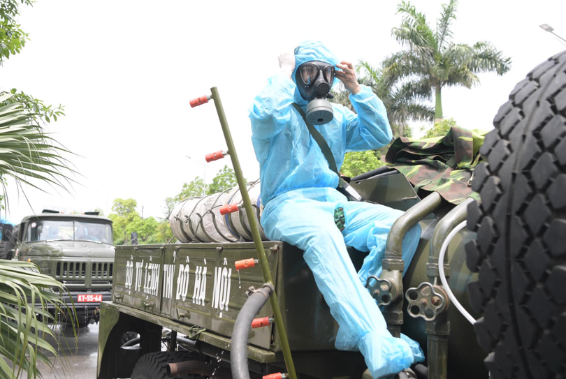 Nhân viên y tế chuẩn bị phun khử khuẩn (Ảnh - Hoàng Anh) 