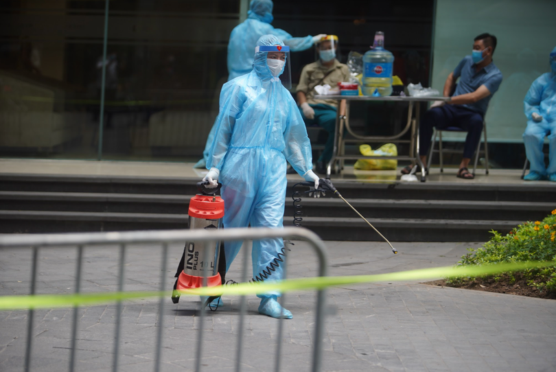 Nhân viên y tế chuẩn bị phun khử khuẩn (Ảnh - Minh Nhân) 