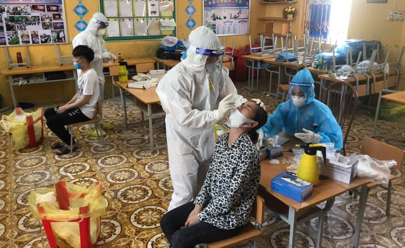 Nhân viên y tế lấy mẫu xét nghiệm COVID-19 cho người dân (Ảnh - BYT)