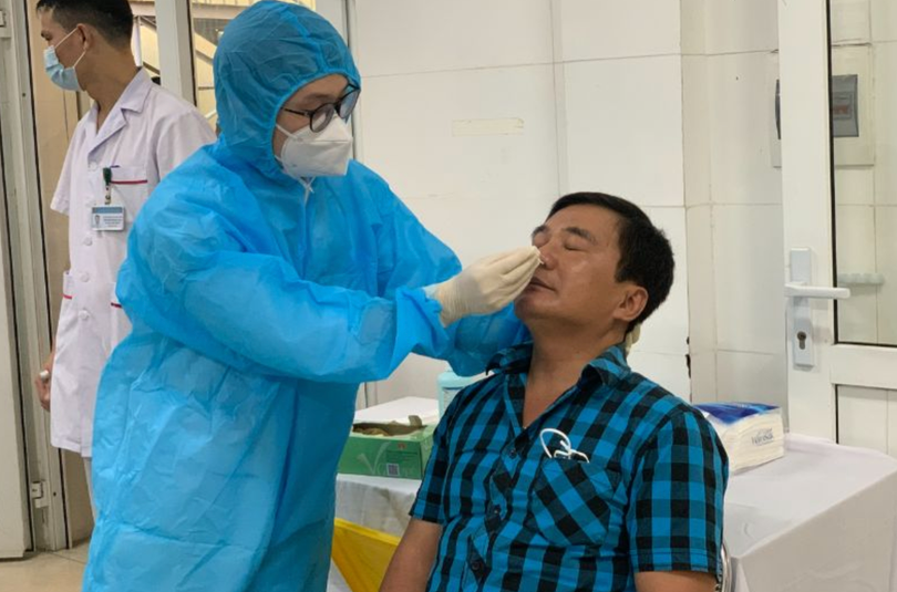Nhân viên y tế lấy mẫu xét nghiệm cho người dân (Ảnh - BVCC) Nhân viên y tế lấy mẫu xét nghiệm cho người dân (Ảnh - BVCC)