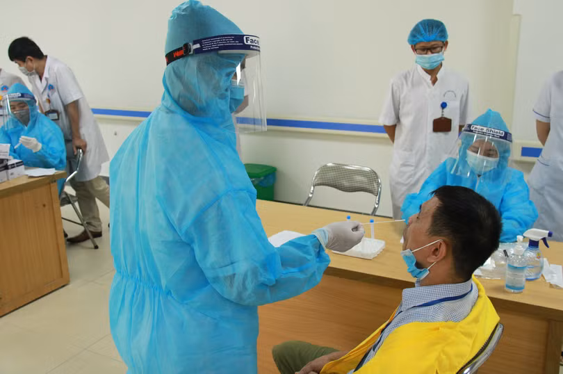 Nhân viên y tế lấy mẫu xét nghiệm COVID-19 (Ảnh - Hương Thuỷ)