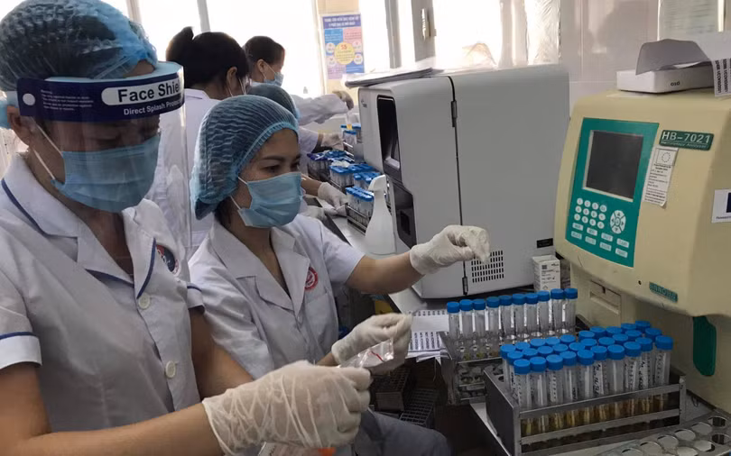 Nhân viên y tế lấy mẫu xét nghiệm COVID-19 (Ảnh - Hoàng Dương) 