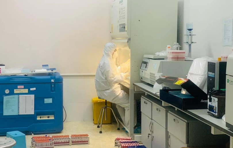 Nhân viên y tế làm việc trong phòng xét nghiệm (Ảnh - Xuân Hồng) 