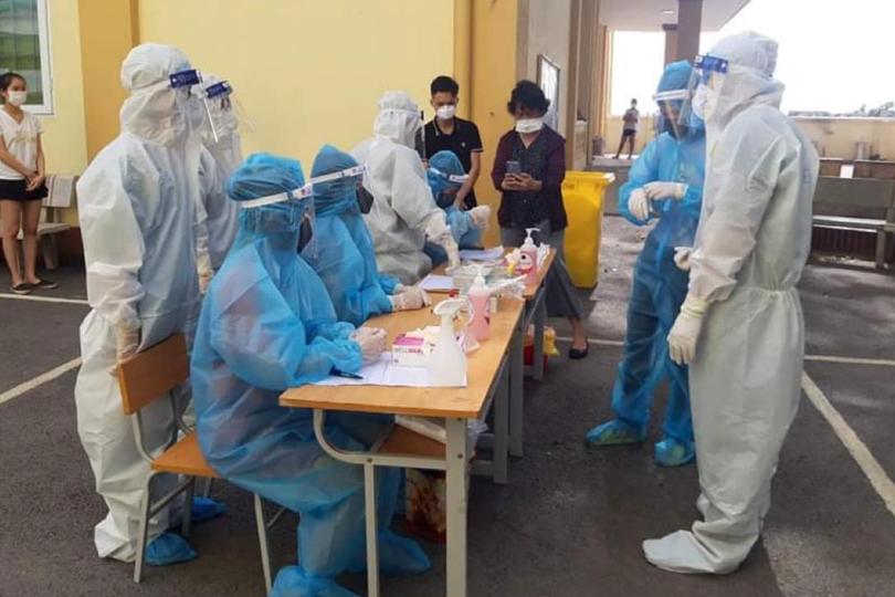 Nhân viên y tế lấy mẫu xét nghiệm COVID-19 ở Bắc Giang (Ảnh - BYT) Nhân viên y tế lấy mẫu xét nghiệm COVID-19 ở Bắc Giang (Ảnh - BYT)