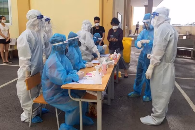 Nhân viên y tế lấy mẫu xét nghiệm COVID-19 (Ảnh - BYT) 