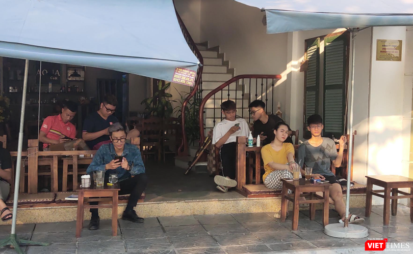 Người dân điềm nhiên uống cà phê, không đeo khẩu trang (Ảnh - Minh Thuý) 