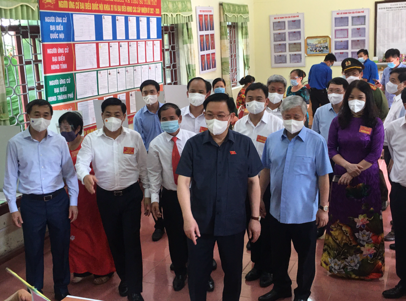 Chủ tịch Quốc hội Vương Đình Huệ cùng lãnh đạo Bộ Y tế trực tiếp kiểm tra công tác bầu cử ở TP. Bắc Giang (Ảnh - BYT) 