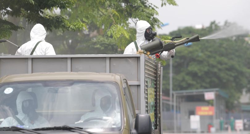 Cán bộ phun khử khuẩn để phòng COVID-19 (Ảnh - Hoàng Anh) 