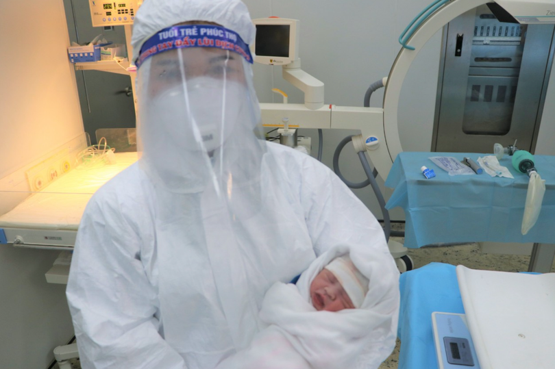 Bác sĩ chăm sóc em bé mới chào đời (Ảnh - TĐ) Bác sĩ chăm sóc em bé mới chào đời (Ảnh - TĐ)