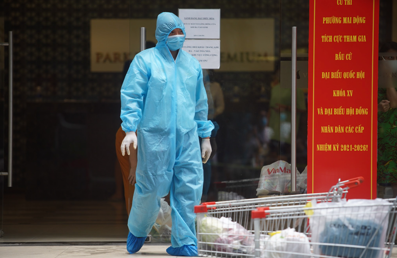 Nhân viên y tế thực hiện công tác phòng, chống dịch COVID-19 (Ảnh - Minh Nhân) 