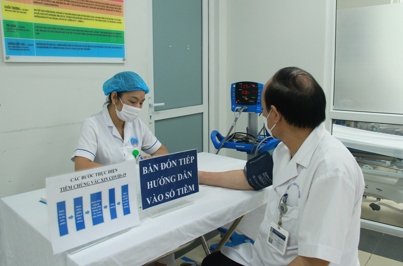 Khám sàng lọc trước tiêm vaccine phòng COVID-19 (Ảnh - Hương Thuỷ)