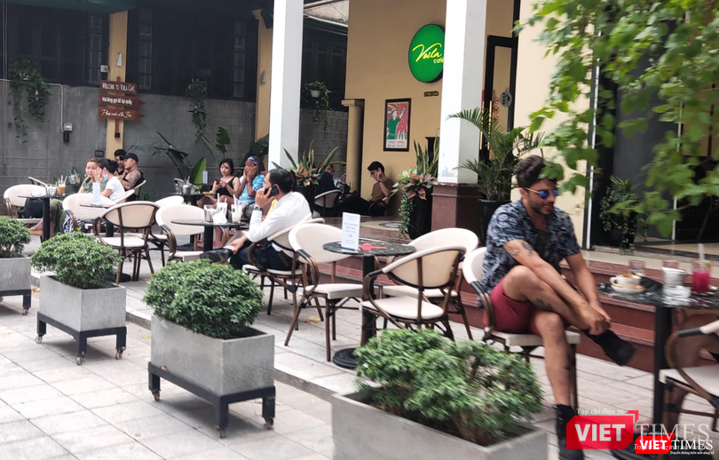 Người dân trò chuyện ở quán cafe (Ảnh - Minh Thuý)