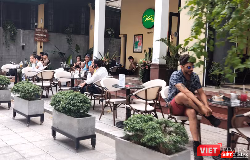 Người dân trò chuyện ở quán cafe (Ảnh - Minh Thuý)