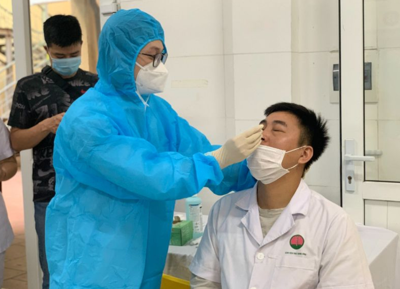 Nhân viên y tế lấy mẫu xét nghiệm COVID-19 (Ảnh - BVCC) 