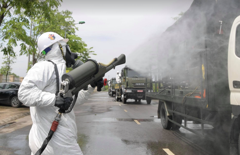 Phun khử khuẩn phòng COVID-19 (Ảnh - Hoàng Anh) 