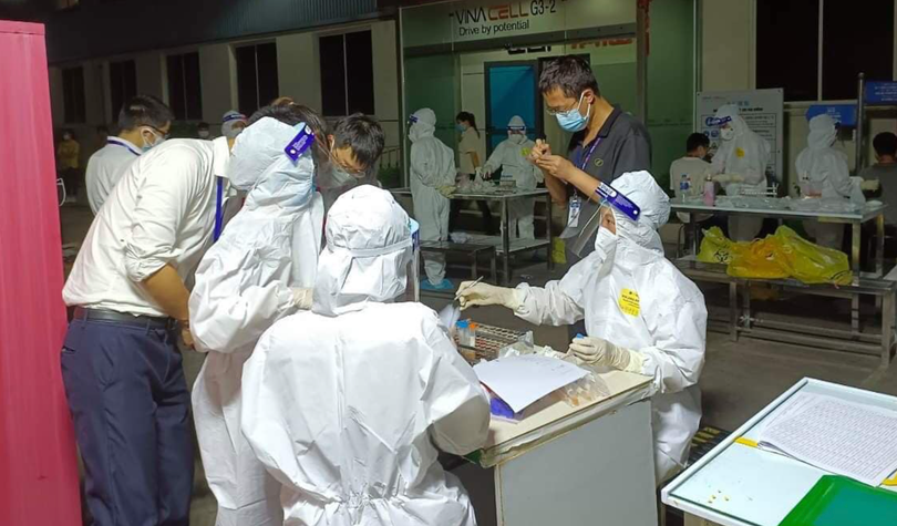 Nhân viên y tế lấy mẫu xét nghiệm COVID-19 cho ngừoi dân (Ảnh - BYT) 