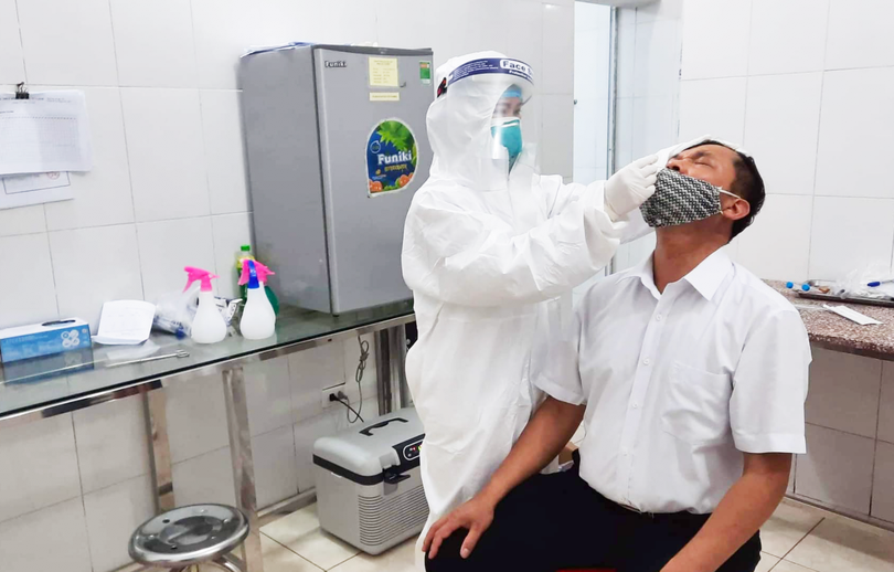 Người dân được lấy mẫu xét nghiệm COVID-19 (Ảnh - BYT)
