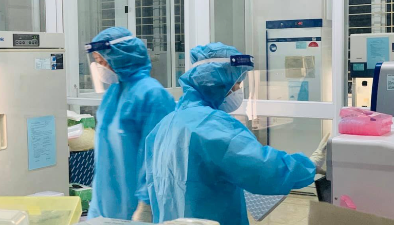 Nhân viên y tế làm việc trong phòng xét nghiệm (Ảnh - Xuân Hồng) 