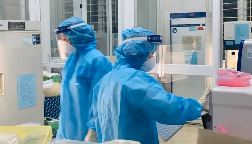 Nhân viên y tế làm việc trong phòng xét nghiệm (Ảnh - BYT) 
