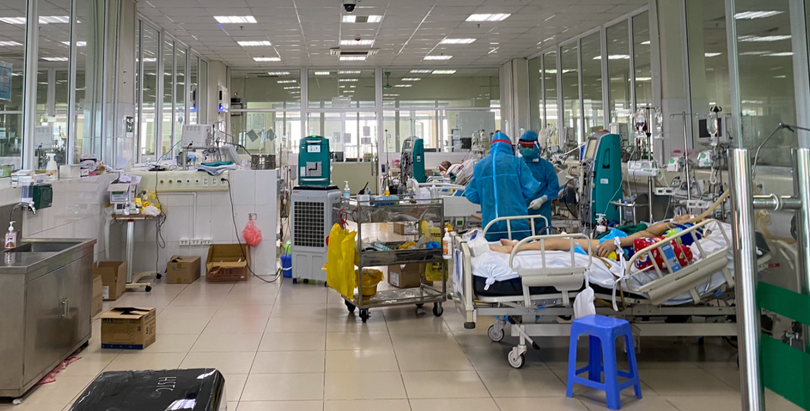 Các bác sĩ thức xuyên đêm cấp cứu cho bệnh nhân mắc COVID-19 nặng ở Bệnh viện Bệnh Nhiệt đới Trung ương (Ảnh - Đặng Thanh) 