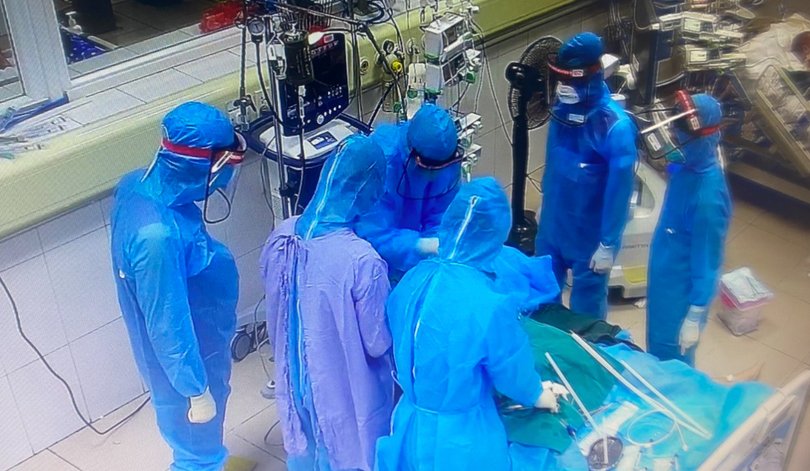 Các bác sĩ can thiệp cho bệnh nhân mắc COVID-19 nặng (Ảnh - BVCC)
