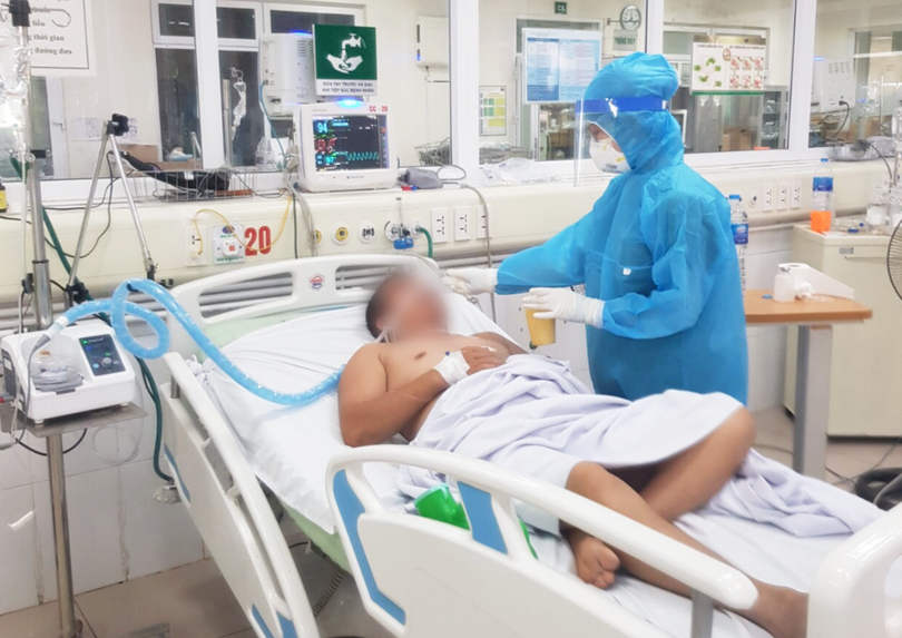 Bác sĩ chăm sóc cho bệnh nhân COVID-19 (Ảnh - Đặng Thanh) Bác sĩ chăm sóc cho bệnh nhân COVID-19 (Ảnh - Đặng Thanh)