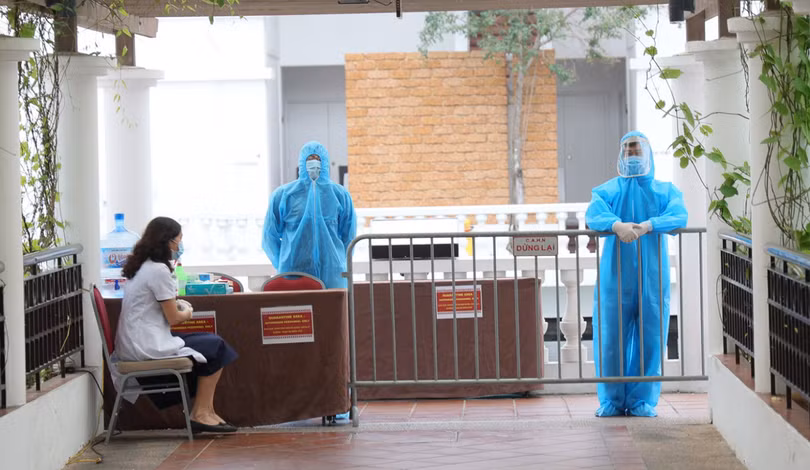 Nhân viên y tế tại khu vực cách ly (Ảnh - Trung Nguyên)