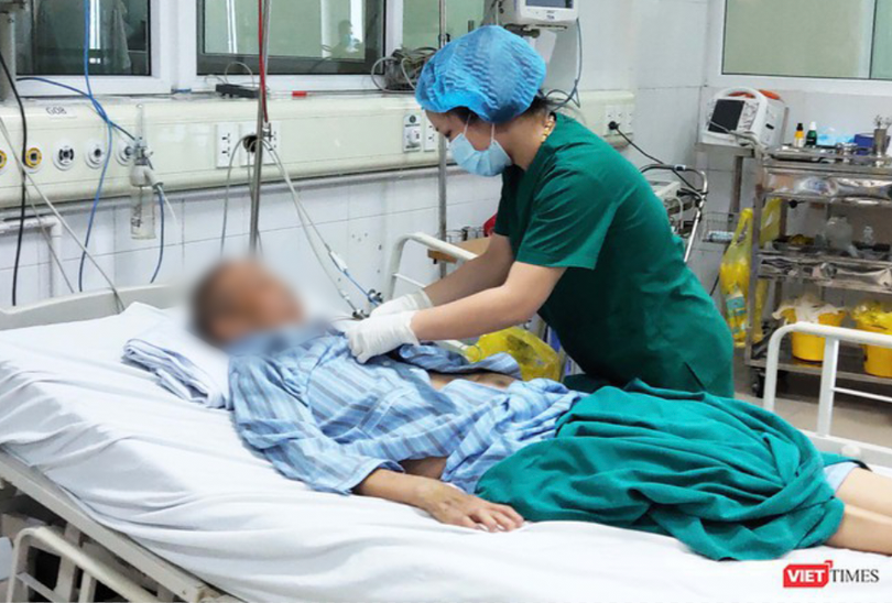 Bác sĩ ở Bệnh viện Bệnh Nhiệt đới Trung ương chăm sóc cho bệnh nhân mắc COVID-19 nặng (Ảnh - Minh Thuý) 