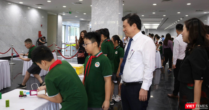 Thứ trưởng Nguyễn Hữu Độ tham quan khu trưng bày cùng các học sinh. Ảnh: Minh Thúy