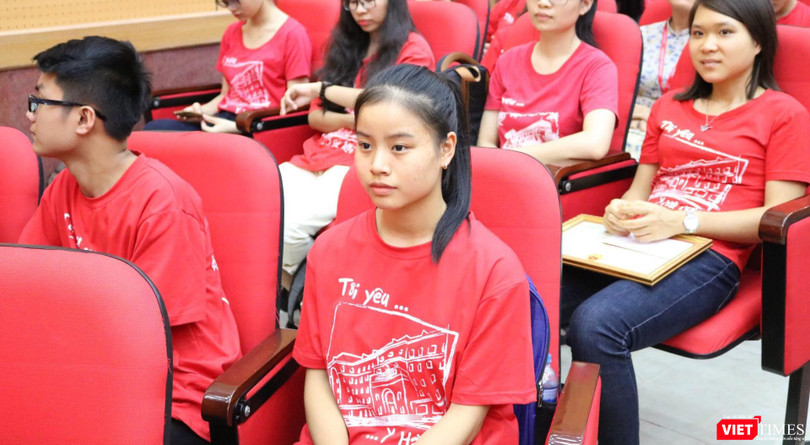 Em Phan Anh Quỳnh trong buổi lễ khai giảng năm học mới tại Trường Đại học Y Hà Nội. Ảnh: Minh Thúy 