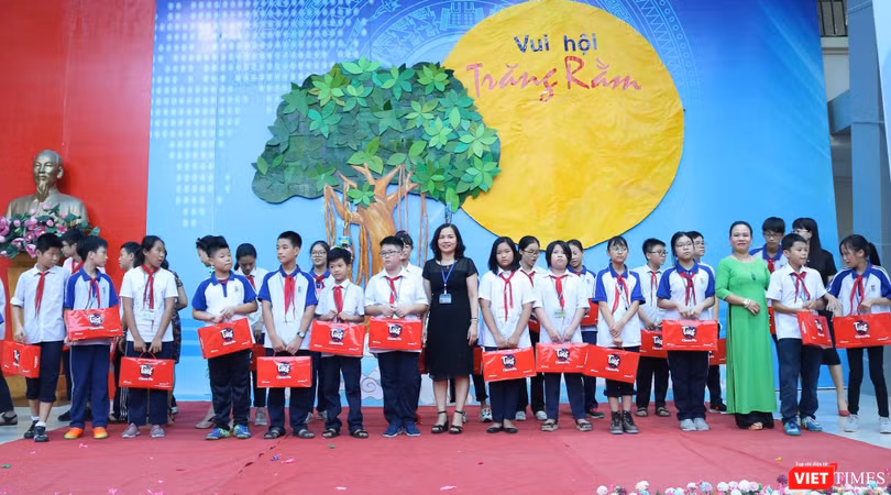 Tặng quà cho học sinh có hoàn cảnh khó khăn, vươn lên trong học tập. Ảnh: Minh Thúy