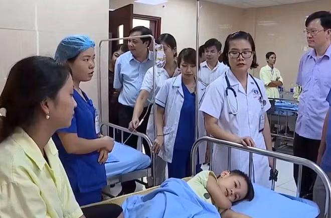 Học sinh nhập viện có triệu chứng đau bụng, nôn, sốt,...