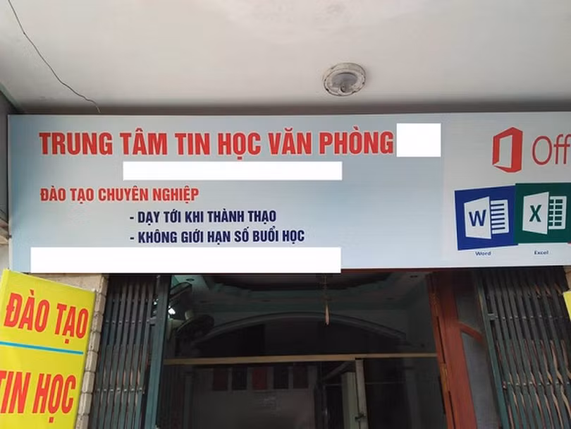 Trung tâm tin học trên đường Nguyễn Phong Sắc. 