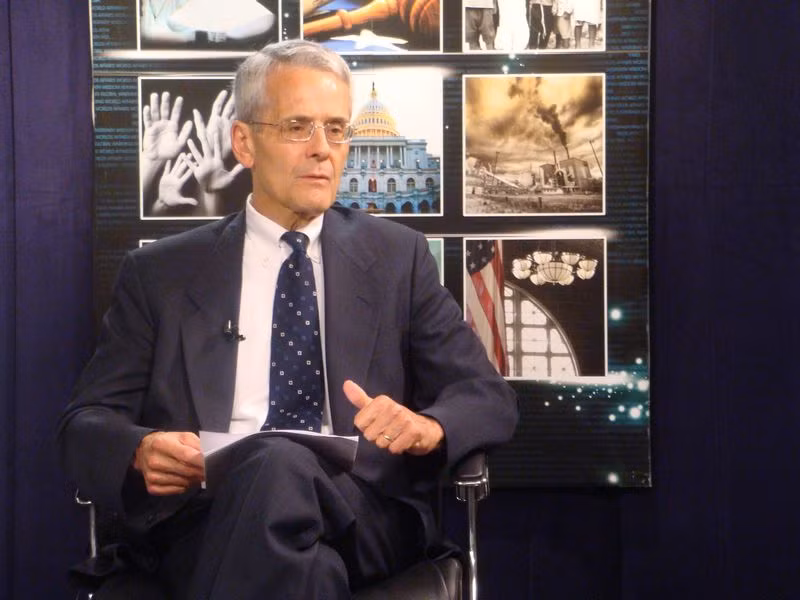 Ông Robert Sutter cho rằng Mỹ đang quan ngại vì Trung Quốc sử dụng những lợi thế từ chính nước Mỹ để làm mạnh mình lên và khiến Mỹ yếu đi.