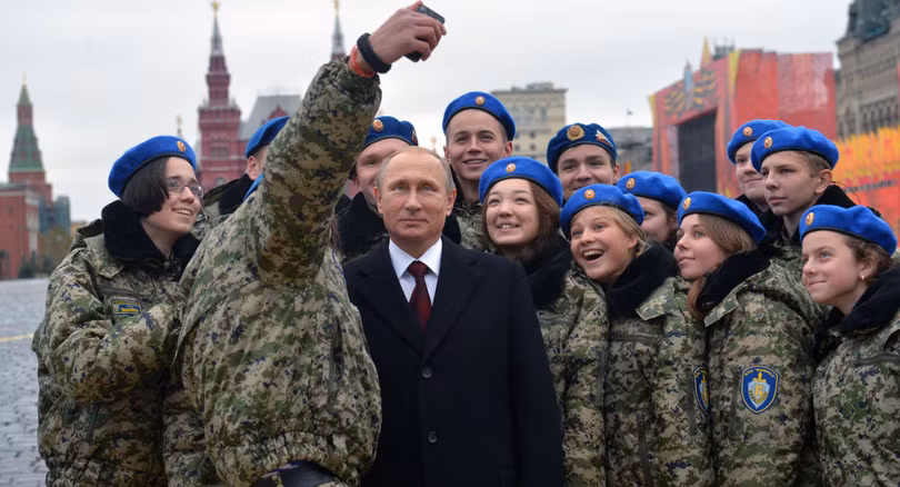 Ông Putin chụp ảnh "selfie" cùng các thiếu sinh quân Nga.