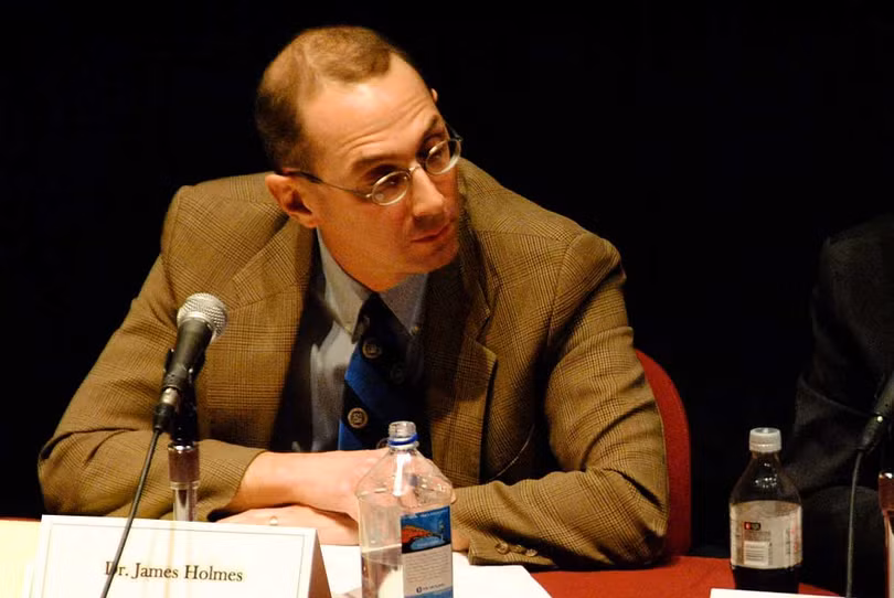 Ông James Holmes cho rằng Mỹ cần cứng rắn hơn nữa với Trung Quốc.