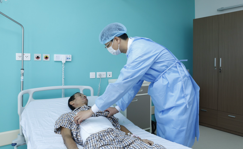 Bác sĩ chăm sóc bệnh nhân ghép gan sau mổ (Ảnh: BVCC) Bác sĩ chăm sóc bệnh nhân ghép gan sau mổ (Ảnh: BVCC)